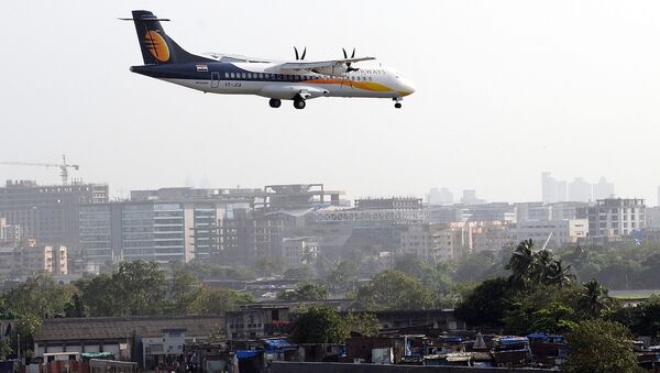 Aeronave de pequeno porte da Jet Airways se prepara para pousar em Mumbai. - Sputnik Brasil