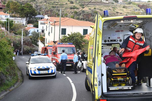 Mulher recebendo ajuda médica no local do acidente de ônibus na ilha da Madeira - Sputnik Brasil