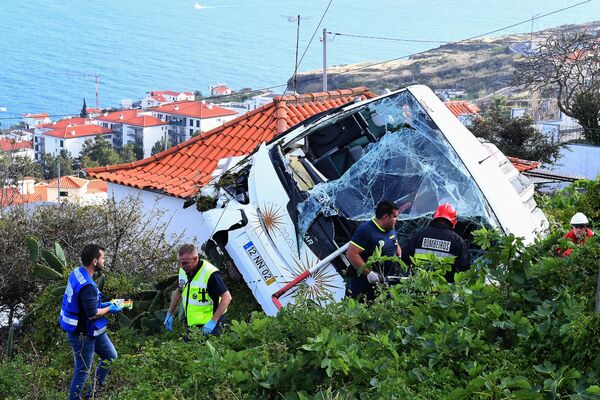 Bombeiros e equipes de resgate ao lado de ônibus caído em um barranco na ilha da Madeira - Sputnik Brasil