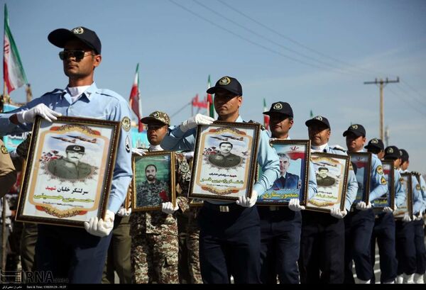 Retratos de heróis iranianos mortos em combate - Sputnik Brasil