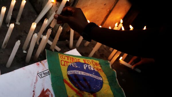 Pessoas acendem velas em protesto contra ação militar - Sputnik Brasil