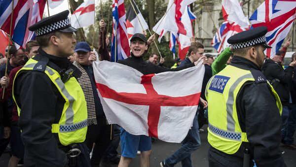 Manifestantes de Grã-Bretanha Primeiro e da Liga de Defesa Inglesa (EDL) em protesto na Avenida Northumberland, em Londres. - Sputnik Brasil