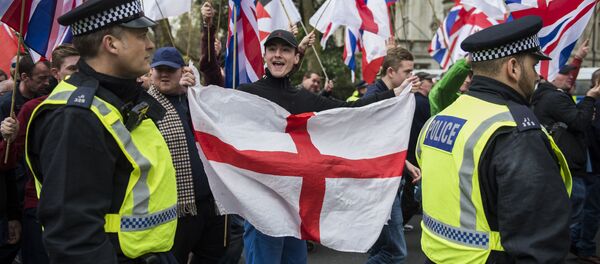 Manifestantes de Grã-Bretanha Primeiro e da Liga de Defesa Inglesa (EDL) em protesto na Avenida Northumberland, em Londres. - Sputnik Brasil