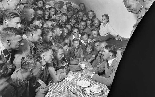 Foto rara de Adolf Hitler com admiradores - Sputnik Brasil