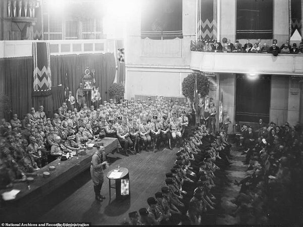 Ex-funcionário do Pentágono revela possibilidades de nazistas terem fugido para Lua - Sputnik Brasil
