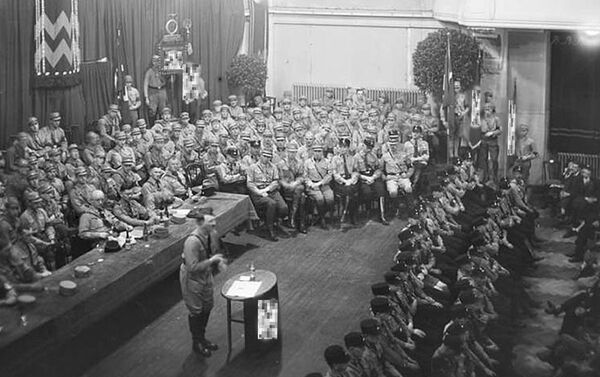 Foto rara de Adolf Hitler com membros do Partido Nazista - Sputnik Brasil