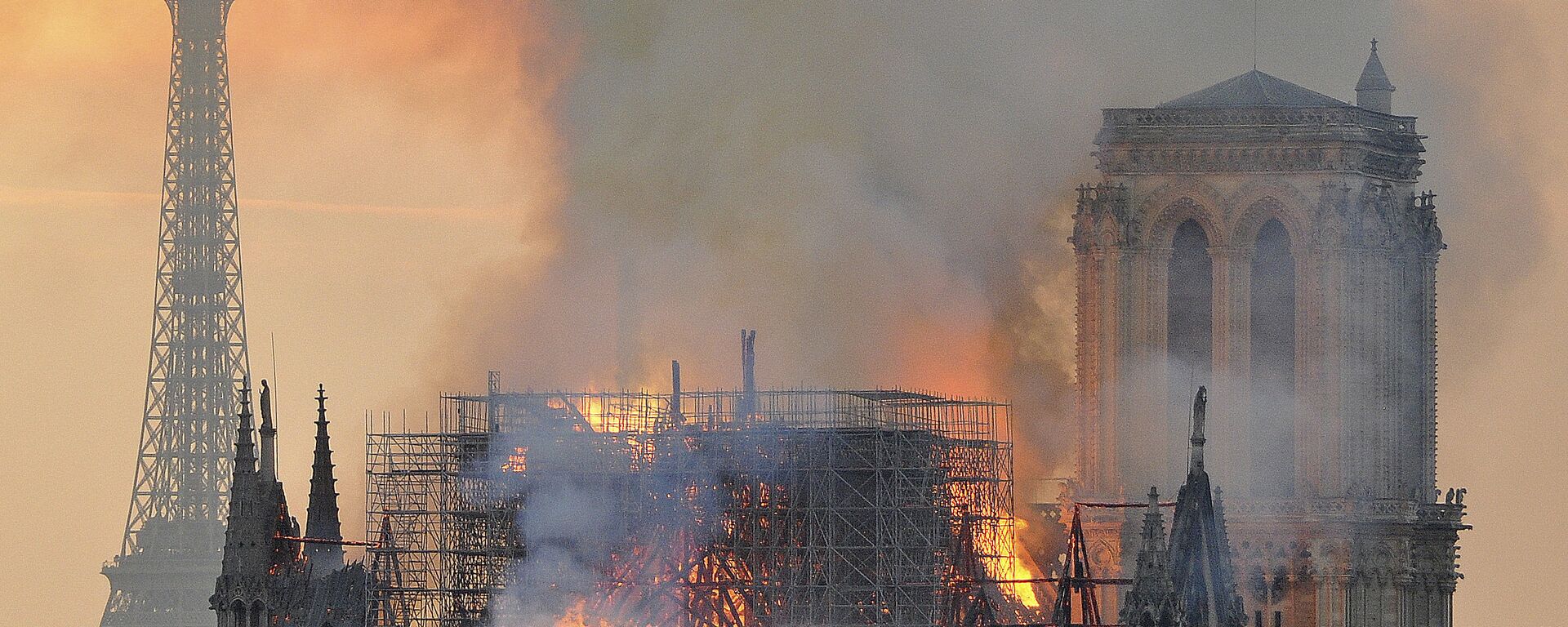 Chamas e fumaça sobem do incêndio após a queda da torre na catedral de Notre Dame em Paris, 15 de abril de 2019 - Sputnik Brasil, 1920, 12.01.2025