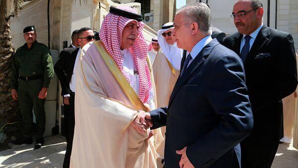 O ministro das Relações Exteriores, Mohamad Alkahim (no centro, à direita), cumprimento o ministro do Comércio e Investimo do Iraque, Majid bin Abdullah Al Qasabi, após uma cerimônia no conlusado saudita em Bagdá, no Iraque, em 4 de abril de 2019. - Sputnik Brasil