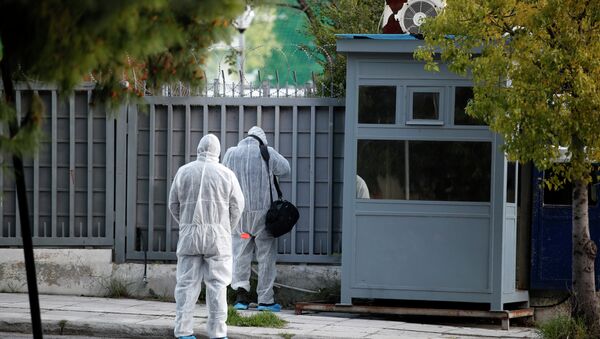 Especialistas forenses fazem procura na área externa no consulado russo em Atenas, na sexta-feira, 22 de março de 2019. Um esquadrão anti-bomba foi deslocado para o local após as câmeras mostrarem uma granada no perímetro durante a noite. - Sputnik Brasil