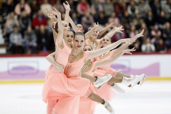 Equipe Paradise, da Rússia, executa performance de patinação durante competição em Helsinki, Finlândia - Sputnik Brasil