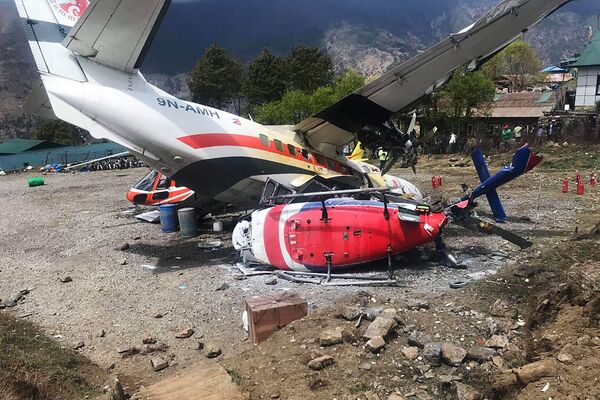 Consequências da colisão entre um Air Let L-410 Turbolet e dois helicópteros no aeroporto de Lukla, Nepal - Sputnik Brasil