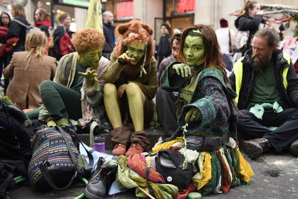 Manifestantes contra a poluição ambiental, em Londres, Inglaterra - Sputnik Brasil