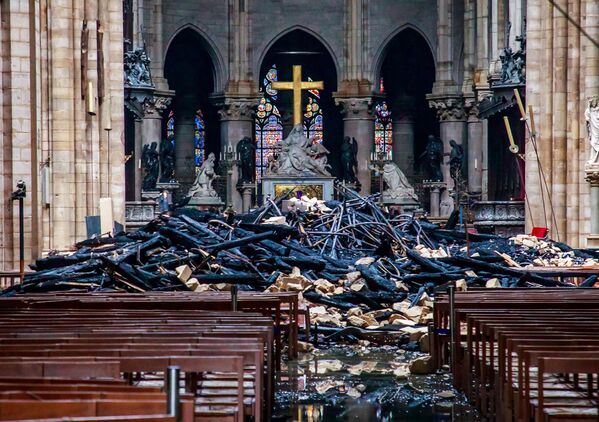 Altar da Catedral de Notre-Dame após o incêndio, Paris, França - Sputnik Brasil
