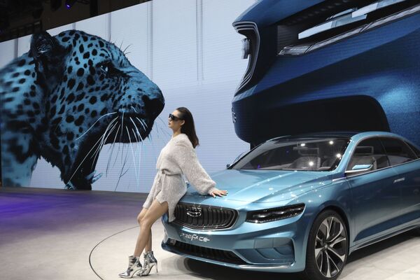 Mulher posa ao lado de um sedan Preface, da empresa chinesa Geely Auto, durante exposição em Xangai, China, 16 de abril de 2019 - Sputnik Brasil