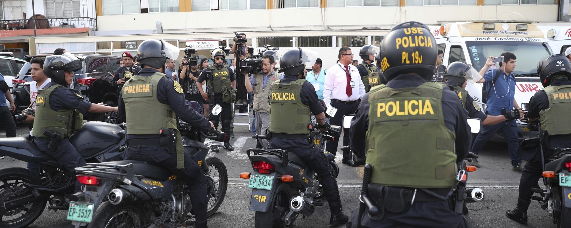 Policiais peruanos ao lado do hospital onde morreu o ex-presidente Alan García
 - Sputnik Brasil, 1920, 18.11.2022