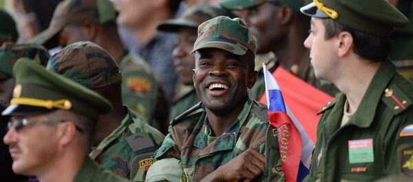 Militar angolano com uma pequena bandeira russa durante a competição Biatlo de Tanques na Rússia - Sputnik Brasil