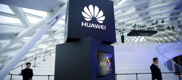 Equipe de segurança próximo a logo da Huawei durante lançamento do MateBook em Pequim. - Sputnik Brasil