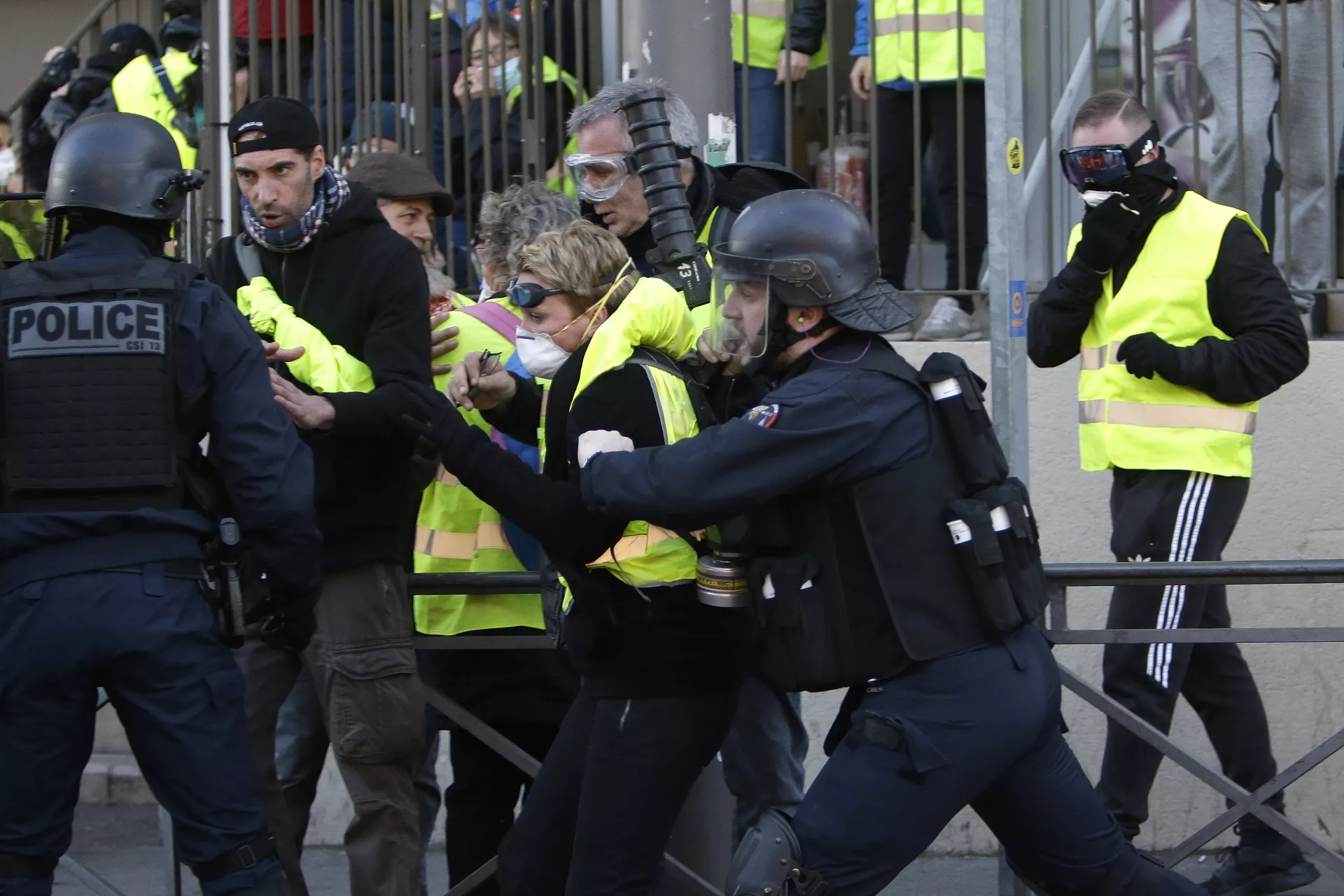 Coletes amarelos protestam em Paris - Sputnik Brasil, 1920, 16.03.2025