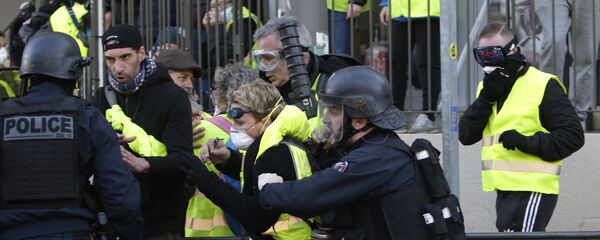 Coletes amarelos protestam em Paris - Sputnik Brasil