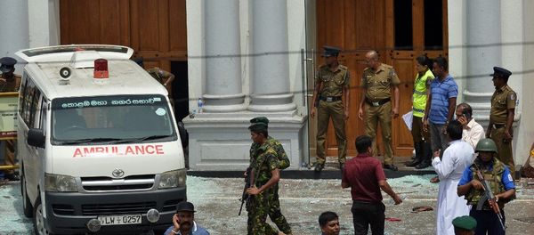 Ambulância e pessoal de segurança da igreja perto do Santuário de Santo Antônio em Kochchikade, Colombo, que foi abalada por uma das explosões em 21 de abril de 2019 - Sputnik Brasil