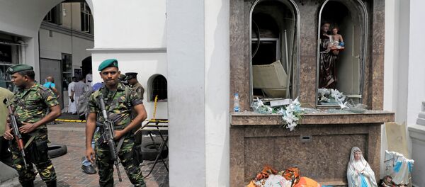 Militares do Sri Lanka perto da igreja de Santo Antônio de Kochchikade, em Colombo - Sputnik Brasil