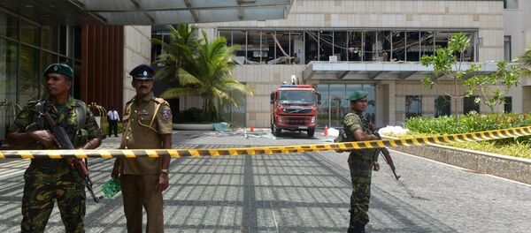Pessoal de segurança perto do hotel Shangri-La que foi abalado por uma das explosões em 21 de abril de 2019 Pessoal de segurança perto do hotel Shangri-La que foi abalado por uma das explosões em 21 de abril de 2019 - Sputnik Brasil
