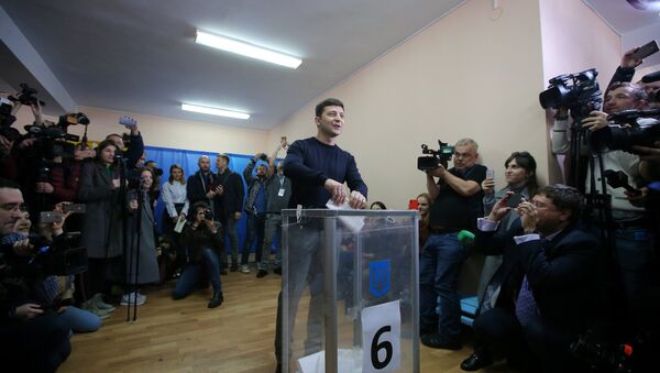 Zelensky votes in the election. - Sputnik Brasil
