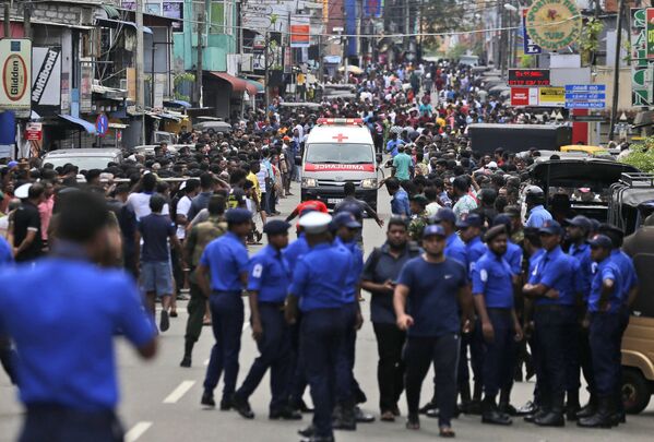 Ambulância tenta passar por multidão para prestar assistência às vítimas do atentado em Colombo, capital do Sri Lanka - Sputnik Brasil