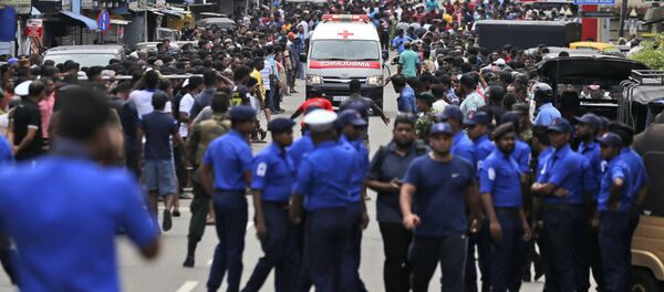 Ambulância tenta passar por multidão para prestar assistência às vítimas do atentado em Colombo, capital do Sri Lanka - Sputnik Brasil