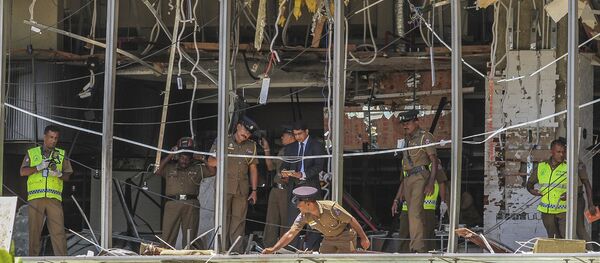 Polícias avaliam consequências de explosão em um dos hotéis em Colombo onde ocorreu explosão, Sri Lanka Polícias avaliam consequências de explosão em um dos hotéis em Colombo onde ocorreu explosão, Sri Lanka - Sputnik Brasil