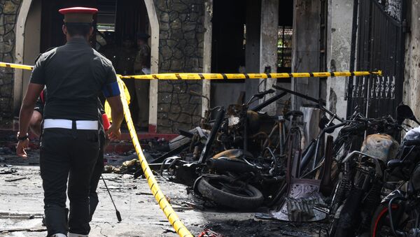 Um policial andando no local da explosão que afetou igreja de Zion, no leste do Sri Lanka - Sputnik Brasil