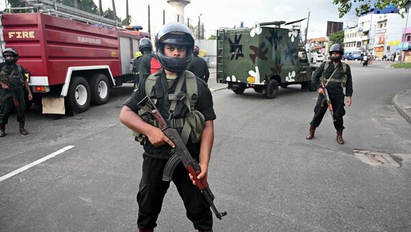 Soldados do Sri Lanka controlam área perto da igreja de Santo Antônio após explosão de van - Sputnik Brasil