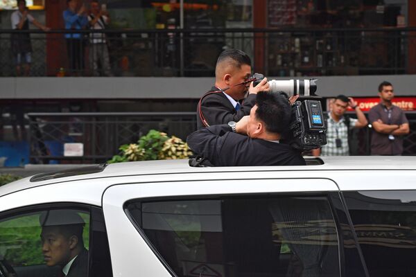 Fotógrafos norte-coreanos durante a visita do líder norte-coreano a Singapura - Sputnik Brasil