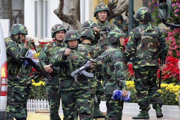 Soldados vietnamitas na estação ferroviária de Dong Dang, à espera do líder norte-coreano Kim Jong-un - Sputnik Brasil