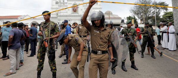 Militares do Sri Lanka ficam de guarda em frente ao Santuário de Santo Antônio, igreja de Kochchikade, após uma explosão em Colombo, Sri Lanka, 21 de abril de 2019 - Sputnik Brasil