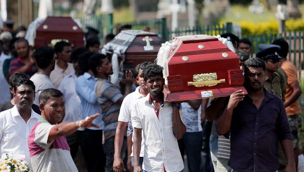 Caixões das vítimas são carregados durante um funeral massivo das vítimas dos ataques no Sri Lanka - Sputnik Brasil