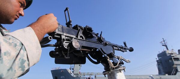 Soldado do Exército iraniano de serviço em um navio militar - Sputnik Brasil