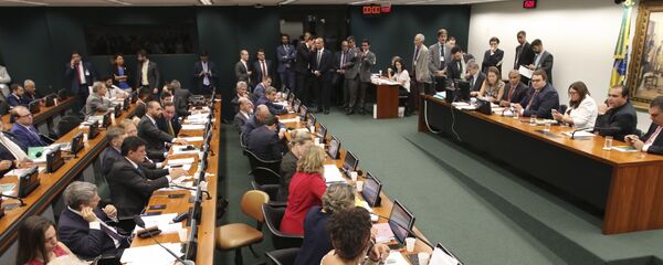 Comissão de Constituição e Justiça (CCJ) da Câmara dos Deputados durante reunião do colegiado destinada a votar o parecer do relator Marcelo Freitas sobre a reforma da Previdência. - Sputnik Brasil