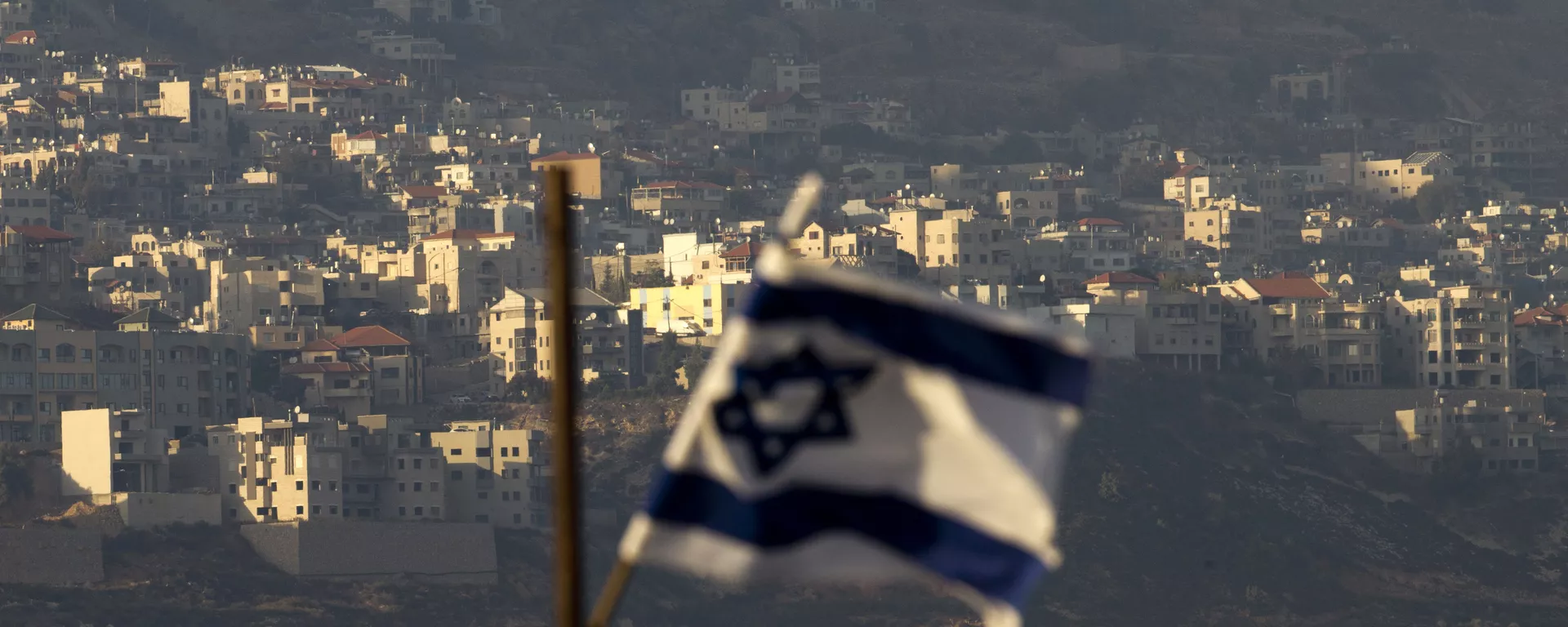 Bandeira israelense em frente à aldeia de Majdal Shams nas colinas de Golã controladas por Israel - Sputnik Brasil, 1920, 29.07.2024