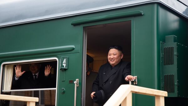Kim Jong-un sai do trem blindado para a estação da cidade russa de Khasan (foto de arquivo) - Sputnik Brasil