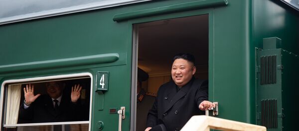 Kim Jong-un sai do trem blindado para a estação da cidade russa de Khasan (foto de arquivo) Kim Jong-un sai do trem blindado para a estação da cidade russa de Khasan (foto de arquivo) - Sputnik Brasil