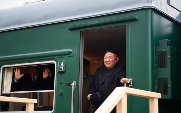 Kim Jong-un sai do trem blindado para a estação da cidade russa de Khasan - Sputnik Brasil