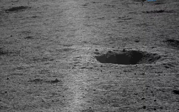 Imagem tirada pela sonda chinesa Yutu-2 da superfície da cratera lunar de Von Karman - Sputnik Brasil