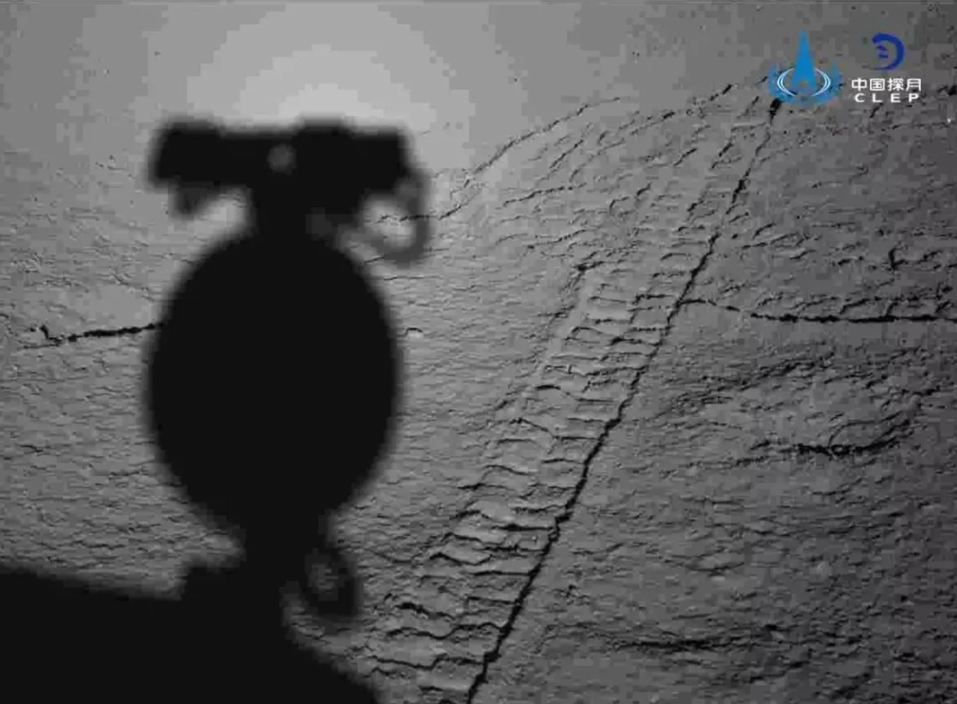 Sombra da sonda chinesa Yutu-2 na superfície da Lua - Sputnik Brasil, 1920, 28.12.2021