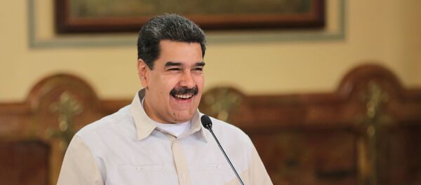 Presidente da Venezuela, Nicolás Maduro, sorri durante reunião com membros do governo no Palácio de Miraflores, em Caracas, Venezuela, em 23 de abril de 2019 Presidente da Venezuela, Nicolás Maduro, sorri durante reunião com membros do governo no Palácio de Miraflores, em Caracas, Venezuela, em 23 de abril de 2019 - Sputnik Brasil