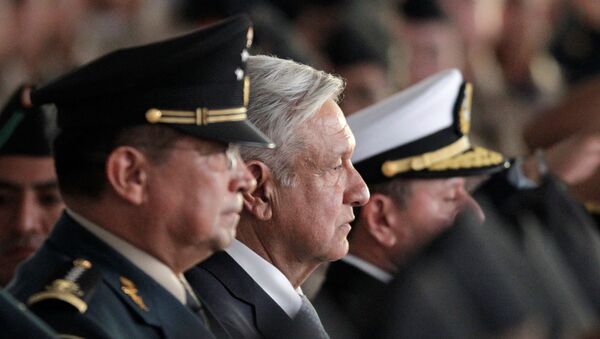 O presidente do México, Andrés Manuel López Obrador, no centro da foto, durante festividade do Dia do Exército. - Sputnik Brasil