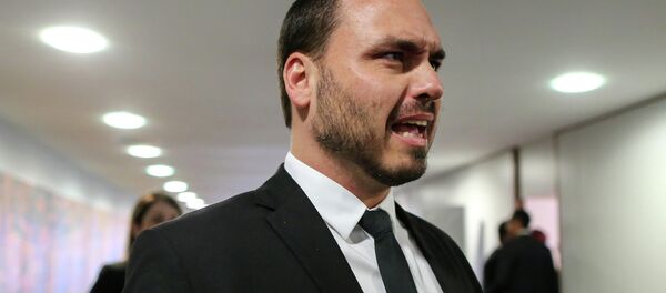 Carlos Bolsonaro durante visita ao Tribunal Superior do Trabalho em Brasília, 13 de novembro de 2018 Carlos Bolsonaro durante visita ao Tribunal Superior do Trabalho em Brasília, 13 de novembro de 2018 - Sputnik Brasil