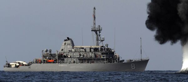 Manobras navais do navio americano USS Scout no estreito de Ormuz - Sputnik Brasil