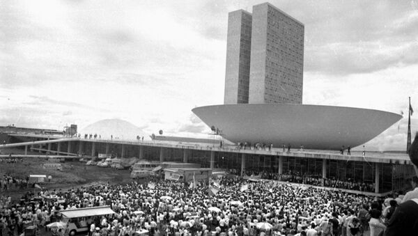 Manifestações populares em frente ao Congresso Nacional durante a eleição de Tancredo Neves pelo Colégio Eleitoral, em janeiro de 1985. - Sputnik Brasil