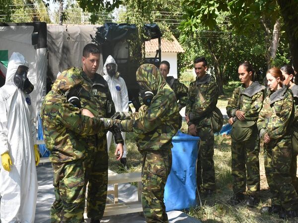 Militares do Exército Brasileiro passam por um processo de capacitação para atuar em casos de ataques químicos - Sputnik Brasil